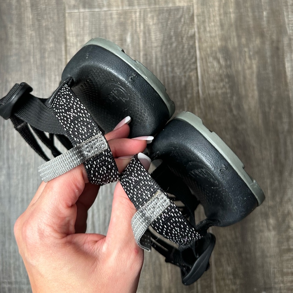 Chaco hiking outdoor sandals black 2y - Picture 3 of 4